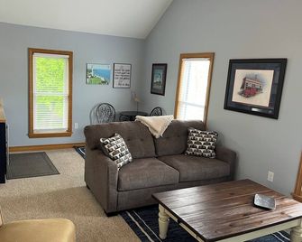 Toledo House Guest Suite C. Catering to couples. Great location downtown PIB. - Put-in-Bay - Sala de estar