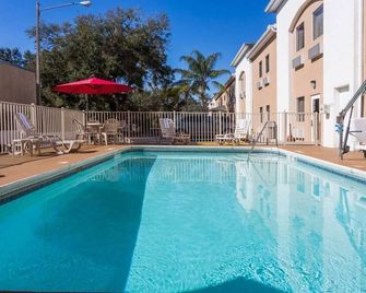 Quality Inn Zephyrhills-Dade City - Zephyrhills - Piscina