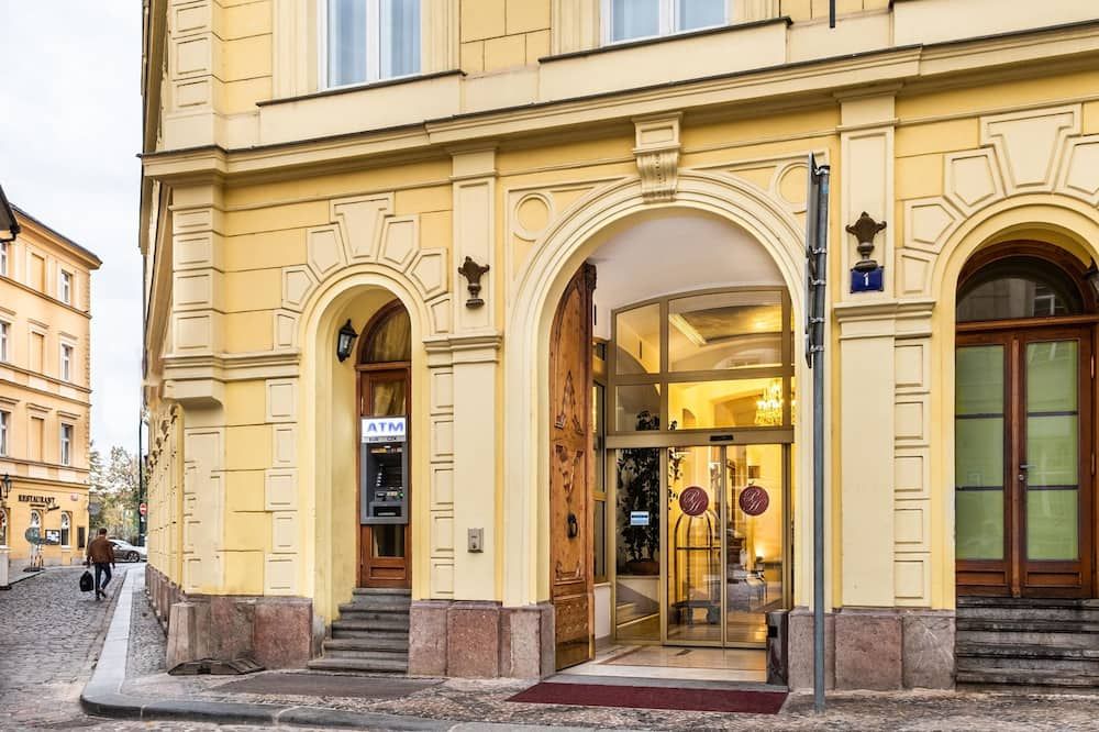 شارلز بريدج بالاس - براغ - مبنى