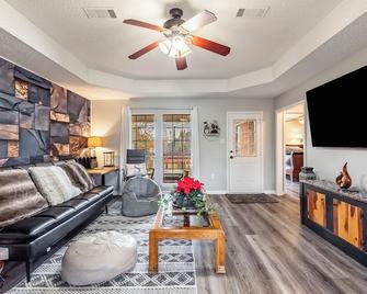 3BR Spacious Home w/ Game Room & Themed Bedroom - Conway - Living room