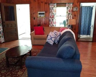 Walk To Million Dollar Beach From This Awesome Cottage! - Lake George - Living room