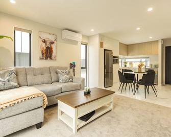 Brand New 3BR Home with Parking - Christchurch - Soggiorno