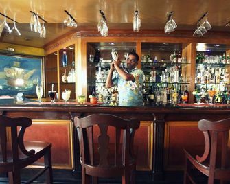 كولونيا سانتا ماريا - كالانغوت - بار