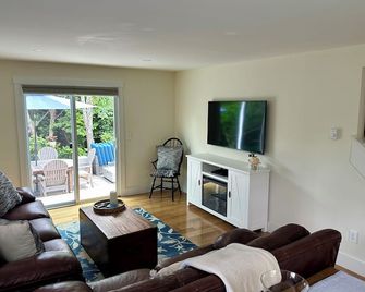 Charming new renovated 3 bed/ 1 Bath condo sleeps 6+Walk & Bike to everything - Nantucket - Living room