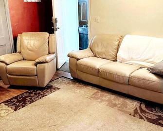 Economy 3 beds - Moorhead - Living room