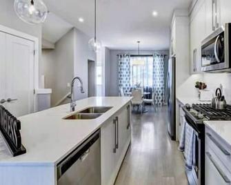 Chic Retreat, Sleeps 8| A/C, Near Yyc & Dt. - Chestermere - Kitchen