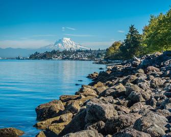 Designer Cottage | Accessible Kitchen & Bathroom | 5 Minutes to Downtown - Tacoma - Beach