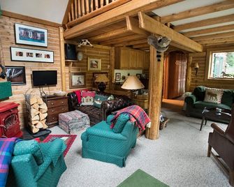 Cozy Romantic Cabin in the Woods--1 Mile to Downtown Steamboat - Steamboat Springs - Living room
