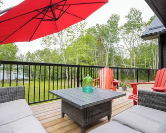 Family Retreat w/ hot tub, game room + Winter fun - Barry's Bay - Balcón