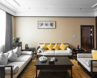 Chifeng Hotel - Chifeng - Living room