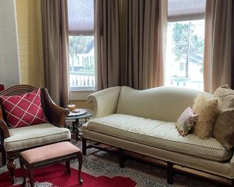 In The Heart of Apalachicola~Walk Everywhere~Autumn Moon Suite~Majestic Jewel - Apalachicola - Living room