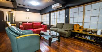Merry Gate Osaka - Hostel - Osaka - Living room