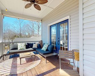 Gorgeous chalet perched on a hill with pool and tennis court access - Lake Junaluska - Balcony