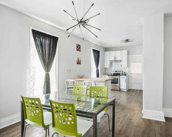 Detroit 3BR Retreat w/ Wi-Fi + Street Parking - Detroit - Dining room