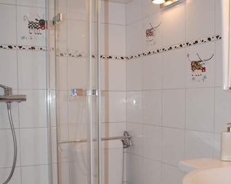 In the heart of the famous Bernese station, in pedestrian zone - Saanen - Salle de bain
