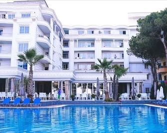 Fafa Hotel - Golem - Piscina