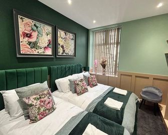 Strawberry Fields Suite by Sasco Apartments - Blackpool - Bedroom