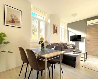 Cosy old town apartment - Pula - Eetruimte