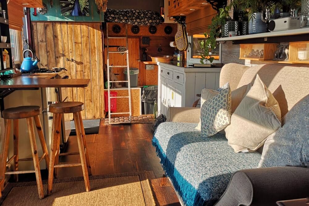 Gorgeous Horsebox at Glamp in Style in East Sussex - Battle - Вітальня