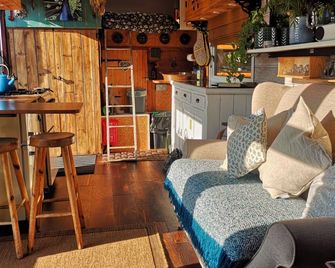 Gorgeous Horsebox at Glamp in Style in East Sussex - Battle - Wohnzimmer