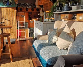 Gorgeous Horsebox at Glamp in Style in East Sussex - Battle - Вітальня