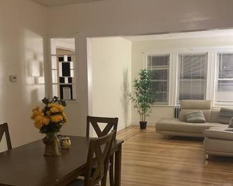 Bright, Sunny & Newly Renovated Duplex Close to Boston - Watertown - Dining room