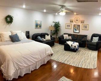 The Varnadoe Villa- Farm Stay - Siloam Springs - Bedroom