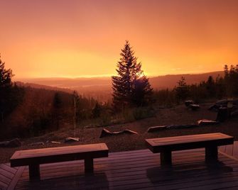 Cozy home with amazing views, close to Discovery Ski Area. Pet Friendly - Anaconda - Patio