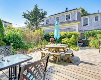 Steps to Beach: Stylish & Lofted Provincetown Gem - Provincetown - Patio