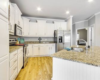 Biloxi Condo with Community Pool about Half-Mi to Beach! - Biloxi - Kitchen