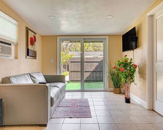 3 Mi to Busch Gardens - Vacation Rental in Tampa - Tampa - Living room