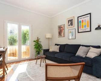 WHome Coastal Comfort: Apartment Retreat by the Sea - Estoril - Living room