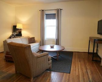 Mayo Discount Offered-Family-Friendly 2 Level-Near Mayo - Rochester - Living room
