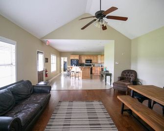 4 Bedroom cottage on cattle ranch, river access - Normandy - Sala de estar