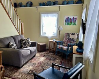 Quiet guest cottage-private setting! Hiking, boating, swimming, wildlife near. - Orland - Sala de estar