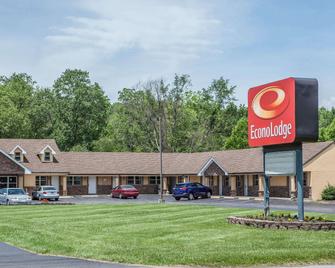 Econo Lodge - Newton - Building