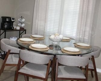 Beautiful house in Brownsville Tx and just15 minutes away from Space X - Brownsville - Dining room