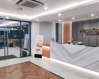 Front One Boutique Hotel Taman Anggrek - Jakarta - Resepsionis