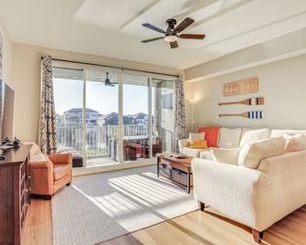 Swim, Fish and Explore Waterfront Gem in Ruskin - Ruskin - Living room