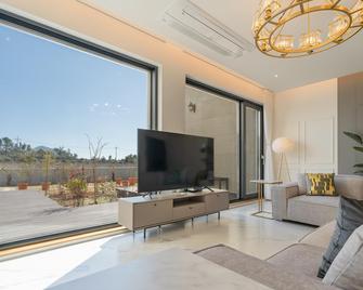 Jeju Plant 101 Private Pool Villa - Seogwipo - Living room