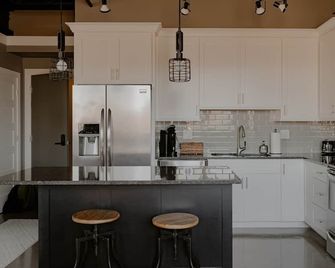 Modern Industrial Loft for Two - Benton Harbor - Kitchen