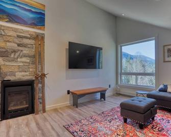 'Newly Built Home' On 5 Acres By The Beach - Nelson - Living room