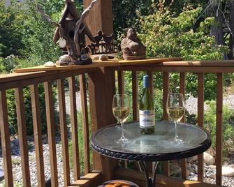 Cheerful 2 bedroom home, lovely views in Dogwood Valley 10 minutes from Hope, BC - Гоп
