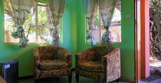 Tasha Lodge and Tours - Livingstone - Living room