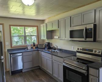 2-Bedroom Cottage On Lake Ainlsie Private Beach, Enjoy Fishing & Swimming. - Inverness - Kitchen