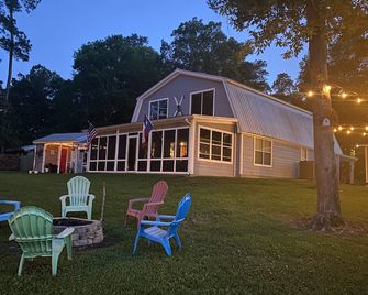 Lakefront cottage located in forested East Texas - Woodville - Patio