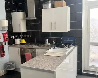 3 Luxury En-suite Bedrooms - Cardiff - Cocina