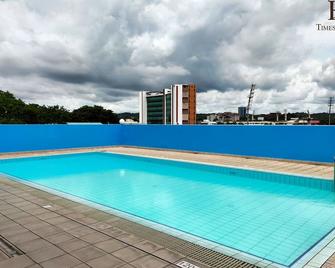 تايمز هوتل - باندار سري بيغاون - حوض السباحة