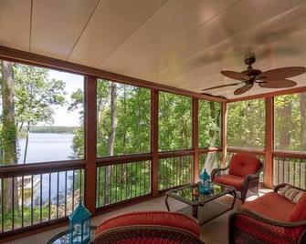 Cozy 3BR Cabin with Lake View in Dawsonville - Dawsonville - Balcón