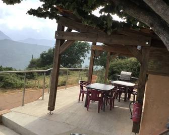 house in typical small village. divisible into 4 independent apartments - Altiani